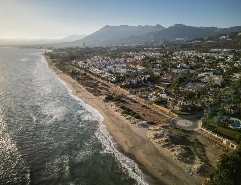 FOR SALE 🏡 Andalusian Six-Bedroom Villa on the Second Line of the Beach – Los Monteros, Marbella East 🇪🇸