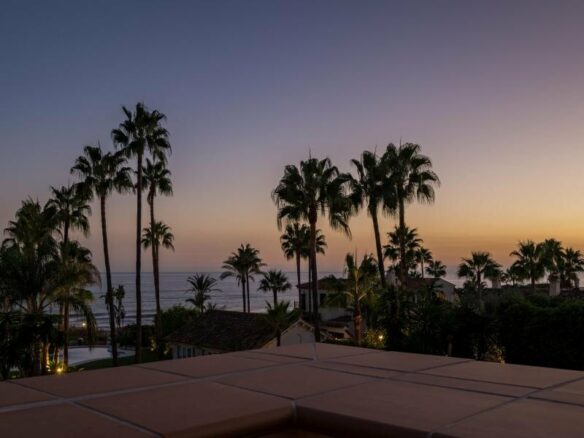 FOR SALE 🏡 Andalusian Six-Bedroom Villa on the Second Line of the Beach – Los Monteros, Marbella East 🇪🇸
