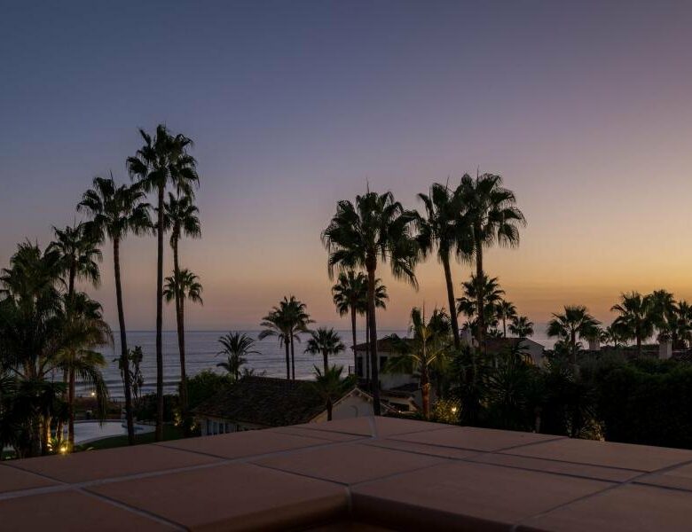 FOR SALE 🏡 Andalusian Six-Bedroom Villa on the Second Line of the Beach – Los Monteros, Marbella East 🇪🇸