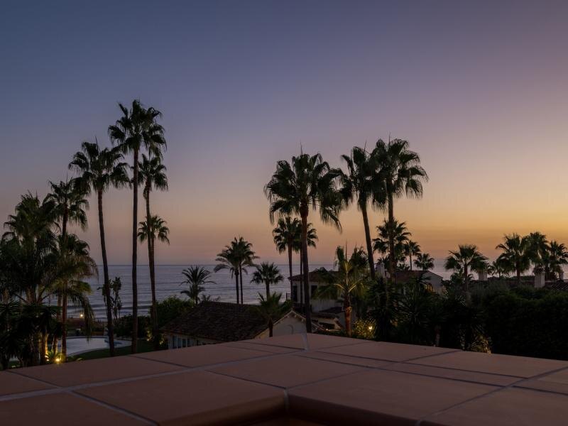 FOR SALE 🏡 Andalusian Six-Bedroom Villa on the Second Line of the Beach – Los Monteros, Marbella East 🇪🇸