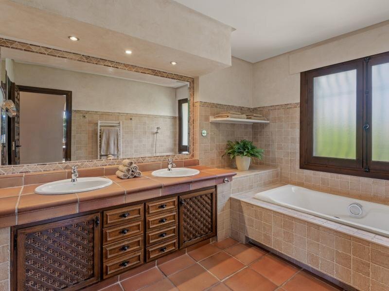 FOR SALE 🏡 Andalusian Six-Bedroom Villa on the Second Line of the Beach – Los Monteros, Marbella East 🇪🇸