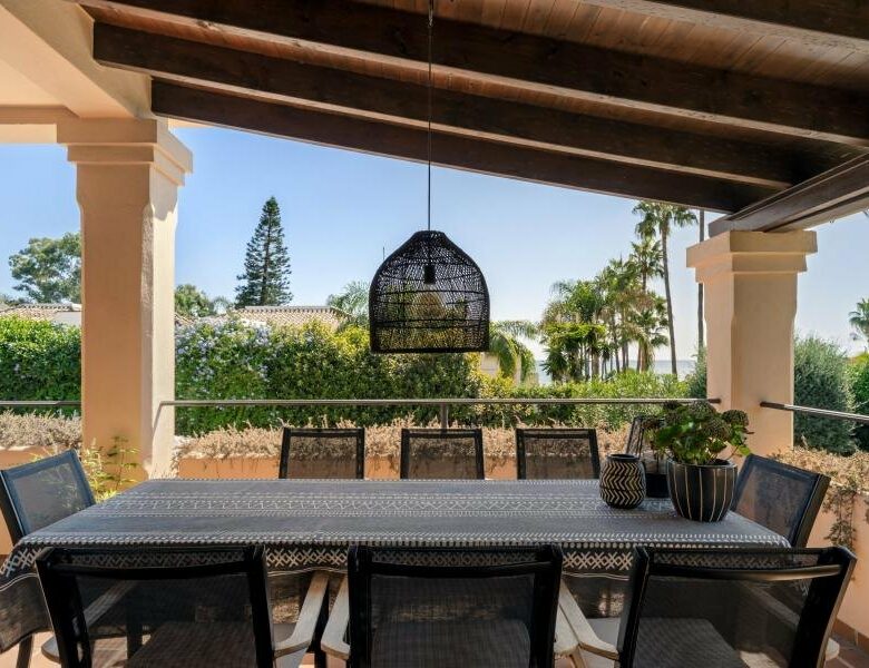 FOR SALE 🏡 Andalusian Six-Bedroom Villa on the Second Line of the Beach – Los Monteros, Marbella East 🇪🇸