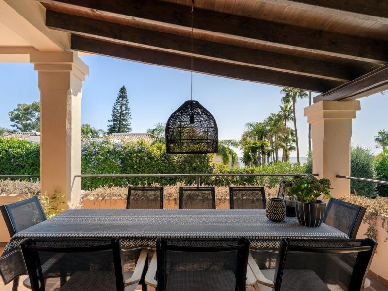 FOR SALE 🏡 Andalusian Six-Bedroom Villa on the Second Line of the Beach – Los Monteros, Marbella East 🇪🇸