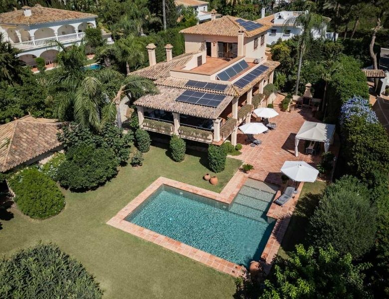 FOR SALE 🏡 Andalusian Six-Bedroom Villa on the Second Line of the Beach – Los Monteros, Marbella East 🇪🇸