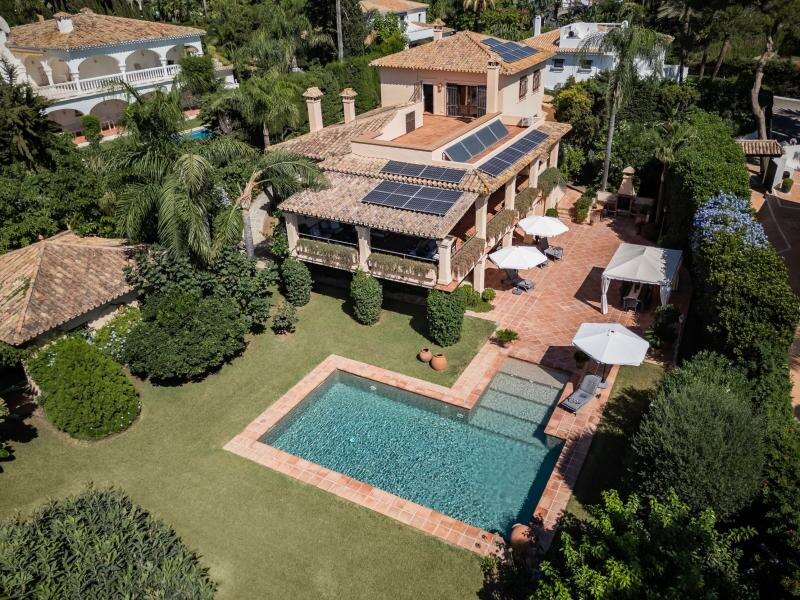 FOR SALE 🏡 Andalusian Six-Bedroom Villa on the Second Line of the Beach – Los Monteros, Marbella East 🇪🇸
