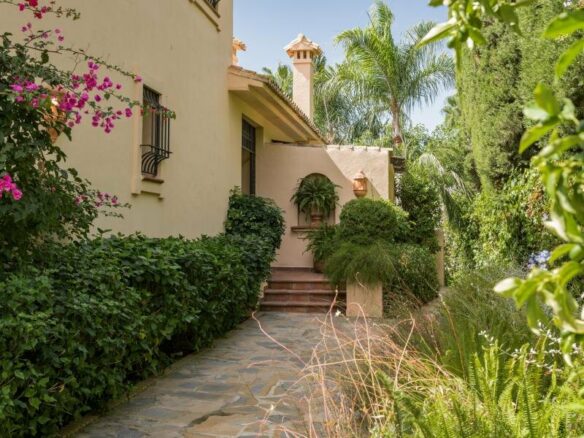 FOR SALE 🏡 Andalusian Six-Bedroom Villa on the Second Line of the Beach – Los Monteros, Marbella East 🇪🇸