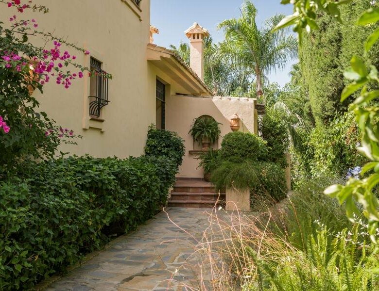 FOR SALE 🏡 Andalusian Six-Bedroom Villa on the Second Line of the Beach – Los Monteros, Marbella East 🇪🇸