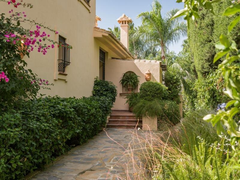 FOR SALE 🏡 Andalusian Six-Bedroom Villa on the Second Line of the Beach – Los Monteros, Marbella East 🇪🇸
