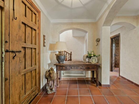 FOR SALE 🏡 Andalusian Six-Bedroom Villa on the Second Line of the Beach – Los Monteros, Marbella East 🇪🇸