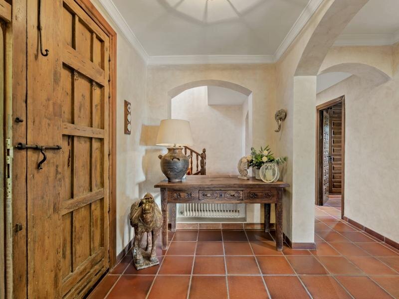 FOR SALE 🏡 Andalusian Six-Bedroom Villa on the Second Line of the Beach – Los Monteros, Marbella East 🇪🇸
