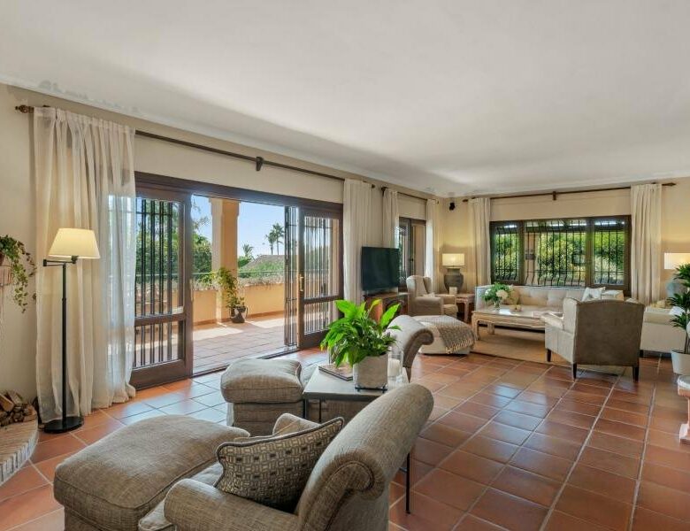 FOR SALE 🏡 Andalusian Six-Bedroom Villa on the Second Line of the Beach – Los Monteros, Marbella East 🇪🇸