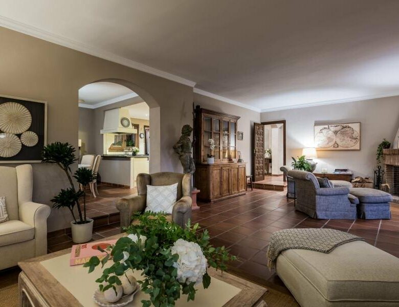 FOR SALE 🏡 Andalusian Six-Bedroom Villa on the Second Line of the Beach – Los Monteros, Marbella East 🇪🇸