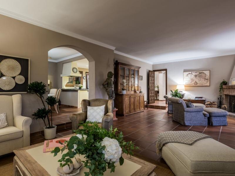 FOR SALE 🏡 Andalusian Six-Bedroom Villa on the Second Line of the Beach – Los Monteros, Marbella East 🇪🇸