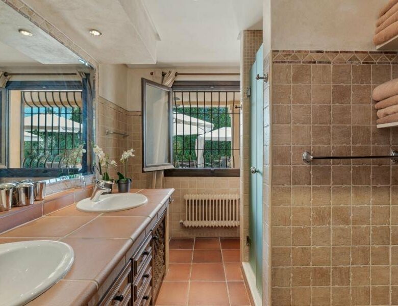 FOR SALE 🏡 Andalusian Six-Bedroom Villa on the Second Line of the Beach – Los Monteros, Marbella East 🇪🇸