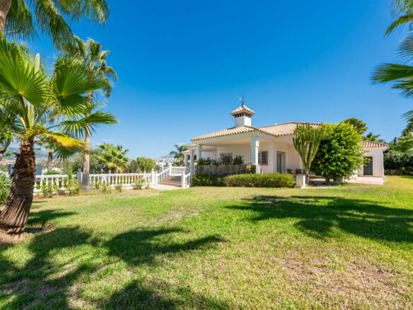 FOR SALE 🏡 Four-Bedroom Andalusian Villa to Renovate on a 1,656 m² Plot – Atalaya, New Golden Mile 🇪🇸