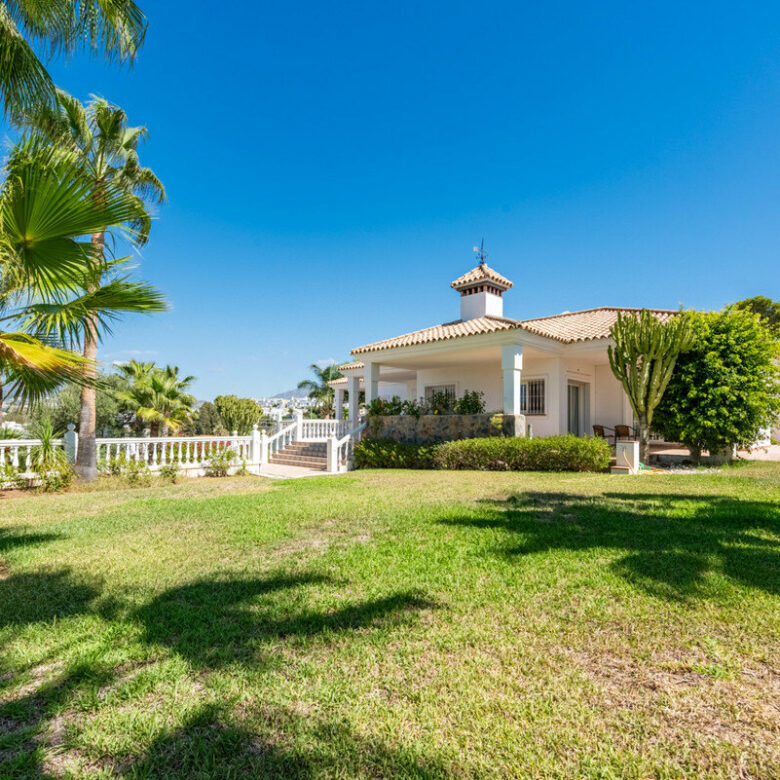 FOR SALE 🏡 Four-Bedroom Andalusian Villa to Renovate on a 1,656 m² Plot – Atalaya, New Golden Mile 🇪🇸