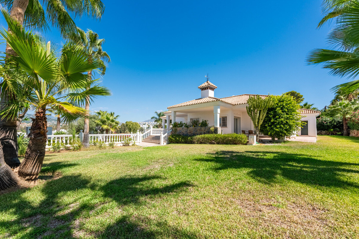 FOR SALE 🏡 Four-Bedroom Andalusian Villa to Renovate on a 1,656 m² Plot – Atalaya, New Golden Mile 🇪🇸