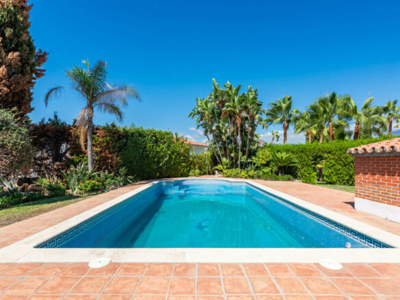 FOR SALE 🏡 Four-Bedroom Andalusian Villa to Renovate on a 1,656 m² Plot – Atalaya, New Golden Mile 🇪🇸