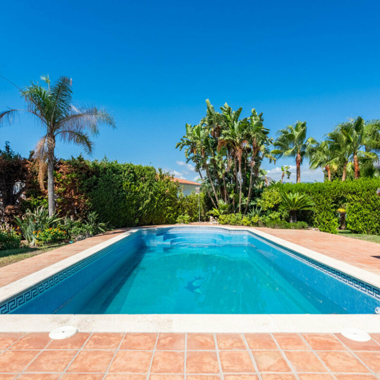FOR SALE 🏡 Four-Bedroom Andalusian Villa to Renovate on a 1,656 m² Plot – Atalaya, New Golden Mile 🇪🇸