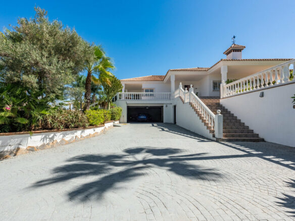 FOR SALE 🏡 Four-Bedroom Andalusian Villa to Renovate on a 1,656 m² Plot – Atalaya, New Golden Mile 🇪🇸