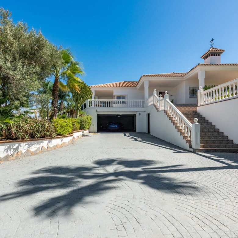 FOR SALE 🏡 Four-Bedroom Andalusian Villa to Renovate on a 1,656 m² Plot – Atalaya, New Golden Mile 🇪🇸