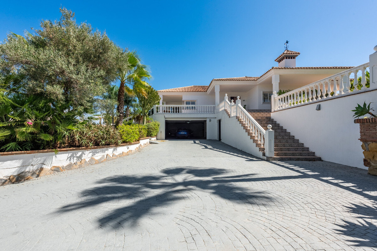 FOR SALE 🏡 Four-Bedroom Andalusian Villa to Renovate on a 1,656 m² Plot – Atalaya, New Golden Mile 🇪🇸