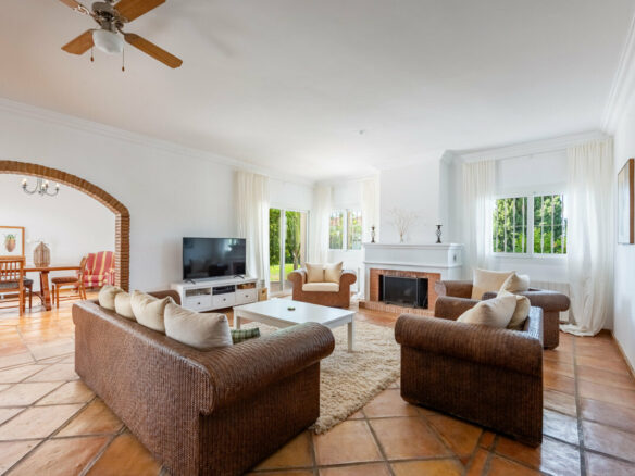 FOR SALE 🏡 Four-Bedroom Andalusian Villa to Renovate on a 1,656 m² Plot – Atalaya, New Golden Mile 🇪🇸