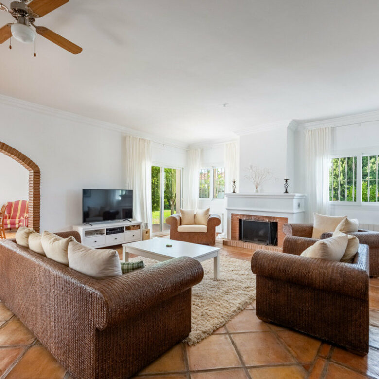 FOR SALE 🏡 Four-Bedroom Andalusian Villa to Renovate on a 1,656 m² Plot – Atalaya, New Golden Mile 🇪🇸