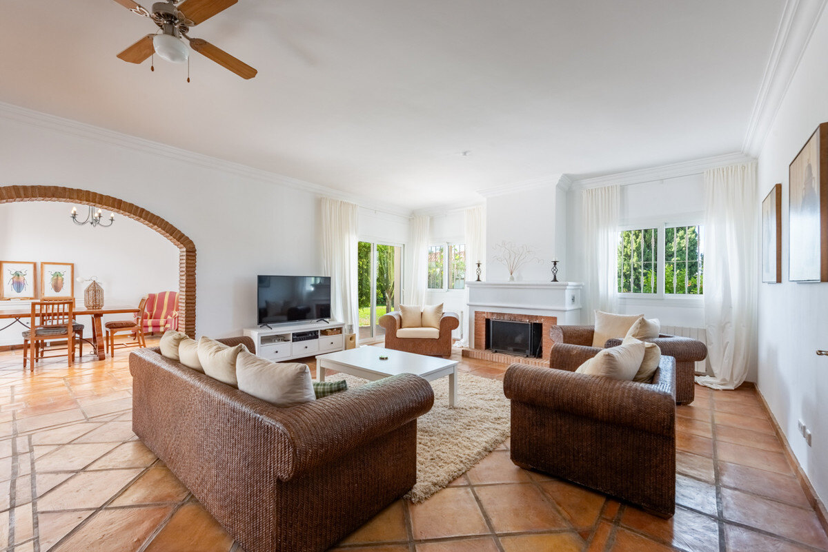 FOR SALE 🏡 Four-Bedroom Andalusian Villa to Renovate on a 1,656 m² Plot – Atalaya, New Golden Mile 🇪🇸