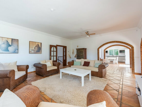 FOR SALE 🏡 Four-Bedroom Andalusian Villa to Renovate on a 1,656 m² Plot – Atalaya, New Golden Mile 🇪🇸