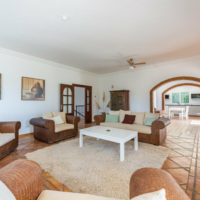 FOR SALE 🏡 Four-Bedroom Andalusian Villa to Renovate on a 1,656 m² Plot – Atalaya, New Golden Mile 🇪🇸