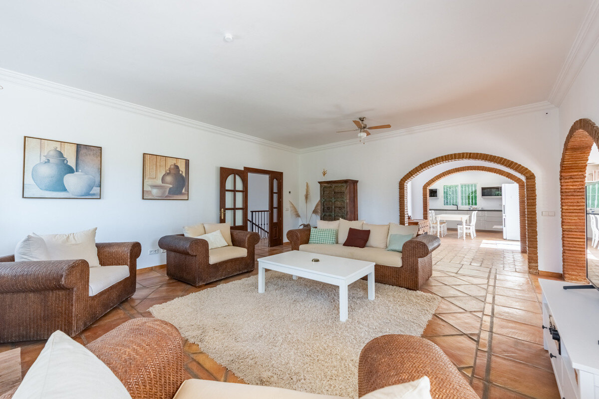 FOR SALE 🏡 Four-Bedroom Andalusian Villa to Renovate on a 1,656 m² Plot – Atalaya, New Golden Mile 🇪🇸