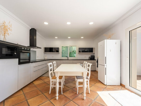 FOR SALE 🏡 Four-Bedroom Andalusian Villa to Renovate on a 1,656 m² Plot – Atalaya, New Golden Mile 🇪🇸