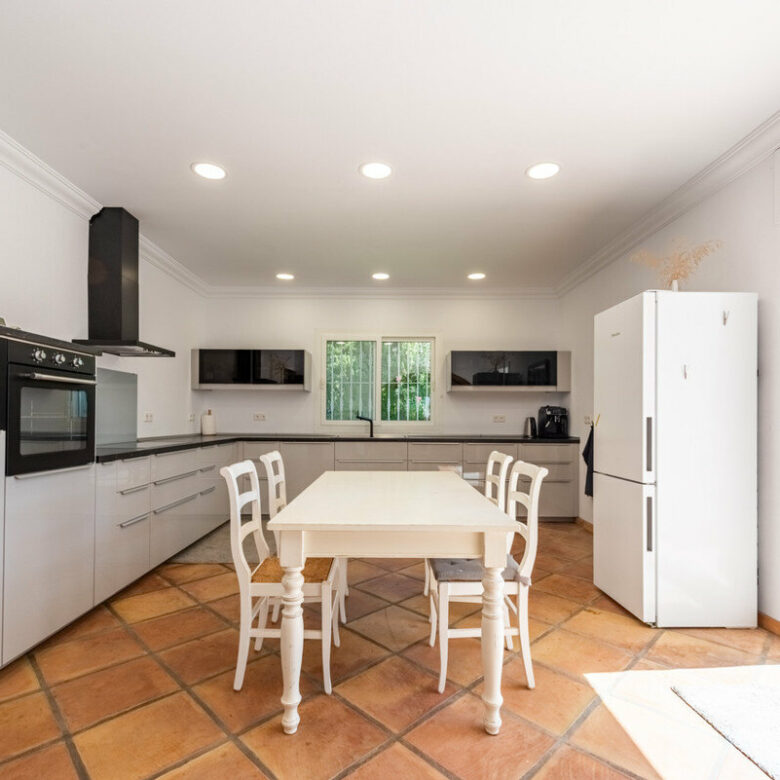 FOR SALE 🏡 Four-Bedroom Andalusian Villa to Renovate on a 1,656 m² Plot – Atalaya, New Golden Mile 🇪🇸