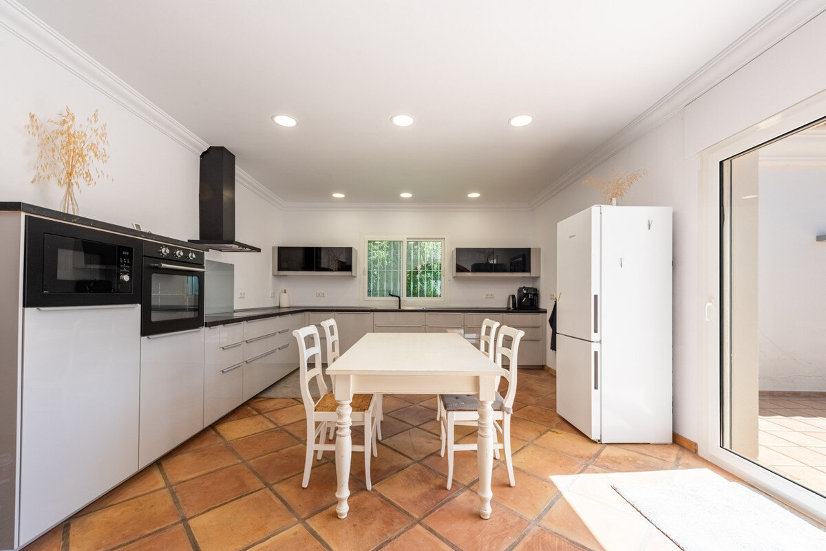 FOR SALE 🏡 Four-Bedroom Andalusian Villa to Renovate on a 1,656 m² Plot – Atalaya, New Golden Mile 🇪🇸