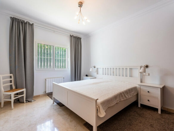 FOR SALE 🏡 Four-Bedroom Andalusian Villa to Renovate on a 1,656 m² Plot – Atalaya, New Golden Mile 🇪🇸