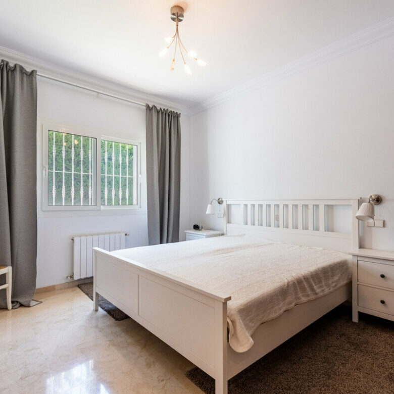 FOR SALE 🏡 Four-Bedroom Andalusian Villa to Renovate on a 1,656 m² Plot – Atalaya, New Golden Mile 🇪🇸