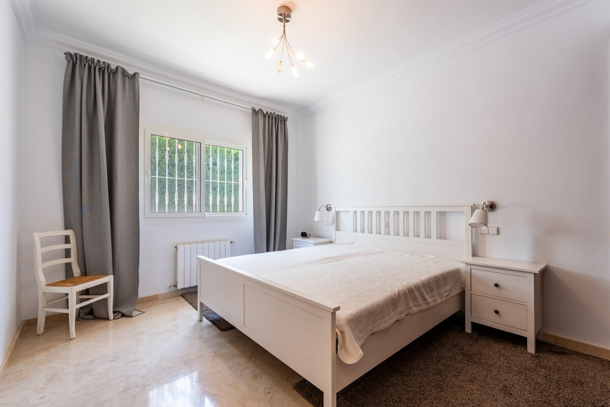 FOR SALE 🏡 Four-Bedroom Andalusian Villa to Renovate on a 1,656 m² Plot – Atalaya, New Golden Mile 🇪🇸
