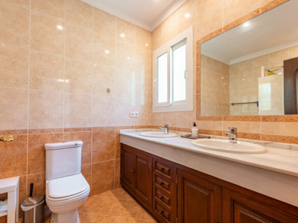 FOR SALE 🏡 Four-Bedroom Andalusian Villa to Renovate on a 1,656 m² Plot – Atalaya, New Golden Mile 🇪🇸