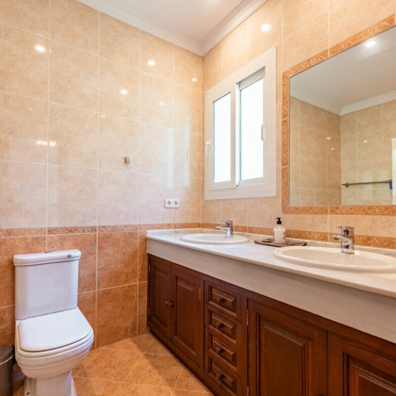 FOR SALE 🏡 Four-Bedroom Andalusian Villa to Renovate on a 1,656 m² Plot – Atalaya, New Golden Mile 🇪🇸