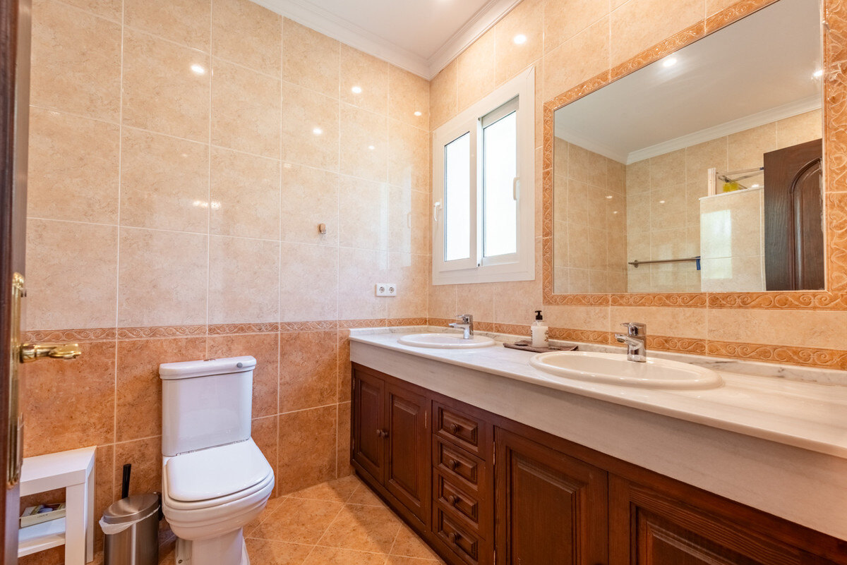FOR SALE 🏡 Four-Bedroom Andalusian Villa to Renovate on a 1,656 m² Plot – Atalaya, New Golden Mile 🇪🇸