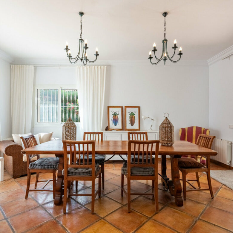 FOR SALE 🏡 Four-Bedroom Andalusian Villa to Renovate on a 1,656 m² Plot – Atalaya, New Golden Mile 🇪🇸