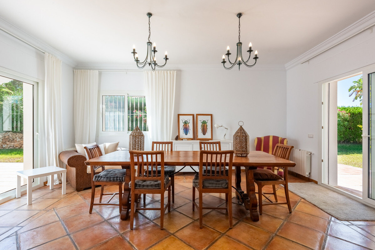 FOR SALE 🏡 Four-Bedroom Andalusian Villa to Renovate on a 1,656 m² Plot – Atalaya, New Golden Mile 🇪🇸