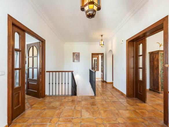 FOR SALE 🏡 Four-Bedroom Andalusian Villa to Renovate on a 1,656 m² Plot – Atalaya, New Golden Mile 🇪🇸