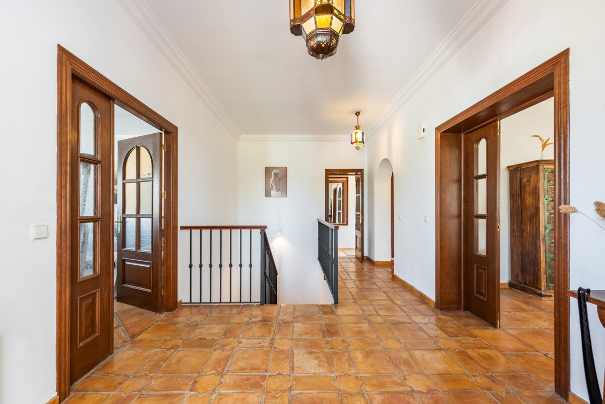 FOR SALE 🏡 Four-Bedroom Andalusian Villa to Renovate on a 1,656 m² Plot – Atalaya, New Golden Mile 🇪🇸