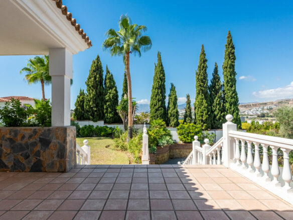FOR SALE 🏡 Four-Bedroom Andalusian Villa to Renovate on a 1,656 m² Plot – Atalaya, New Golden Mile 🇪🇸
