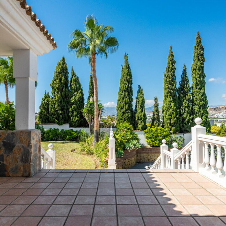 FOR SALE 🏡 Four-Bedroom Andalusian Villa to Renovate on a 1,656 m² Plot – Atalaya, New Golden Mile 🇪🇸