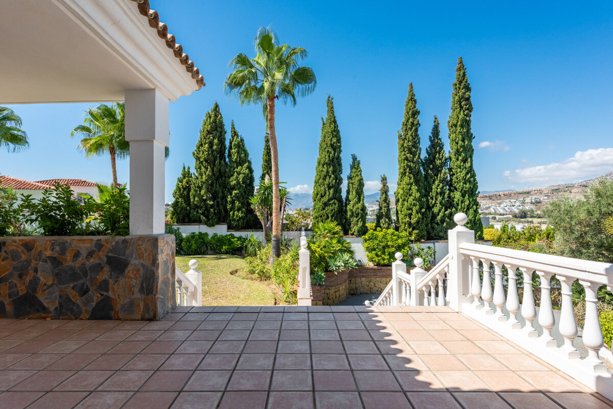 FOR SALE 🏡 Four-Bedroom Andalusian Villa to Renovate on a 1,656 m² Plot – Atalaya, New Golden Mile 🇪🇸