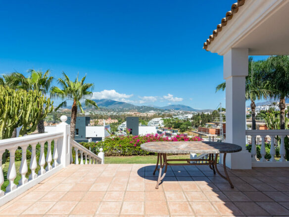 FOR SALE 🏡 Four-Bedroom Andalusian Villa to Renovate on a 1,656 m² Plot – Atalaya, New Golden Mile 🇪🇸