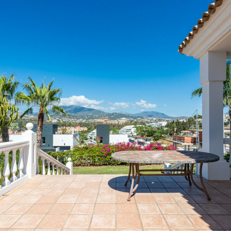 FOR SALE 🏡 Four-Bedroom Andalusian Villa to Renovate on a 1,656 m² Plot – Atalaya, New Golden Mile 🇪🇸
